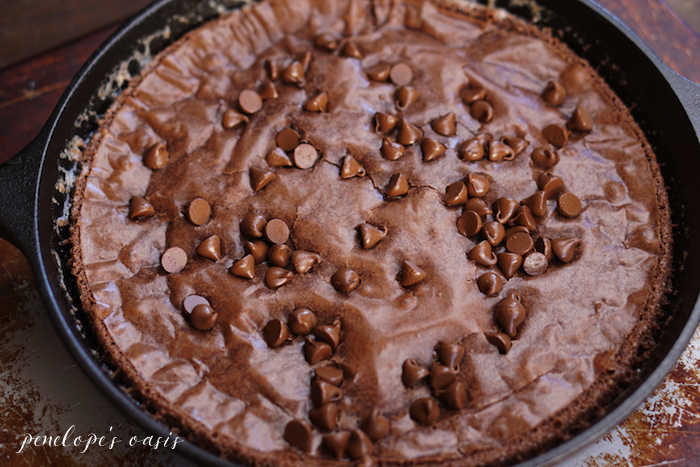 skillet brownie with chocolate chips