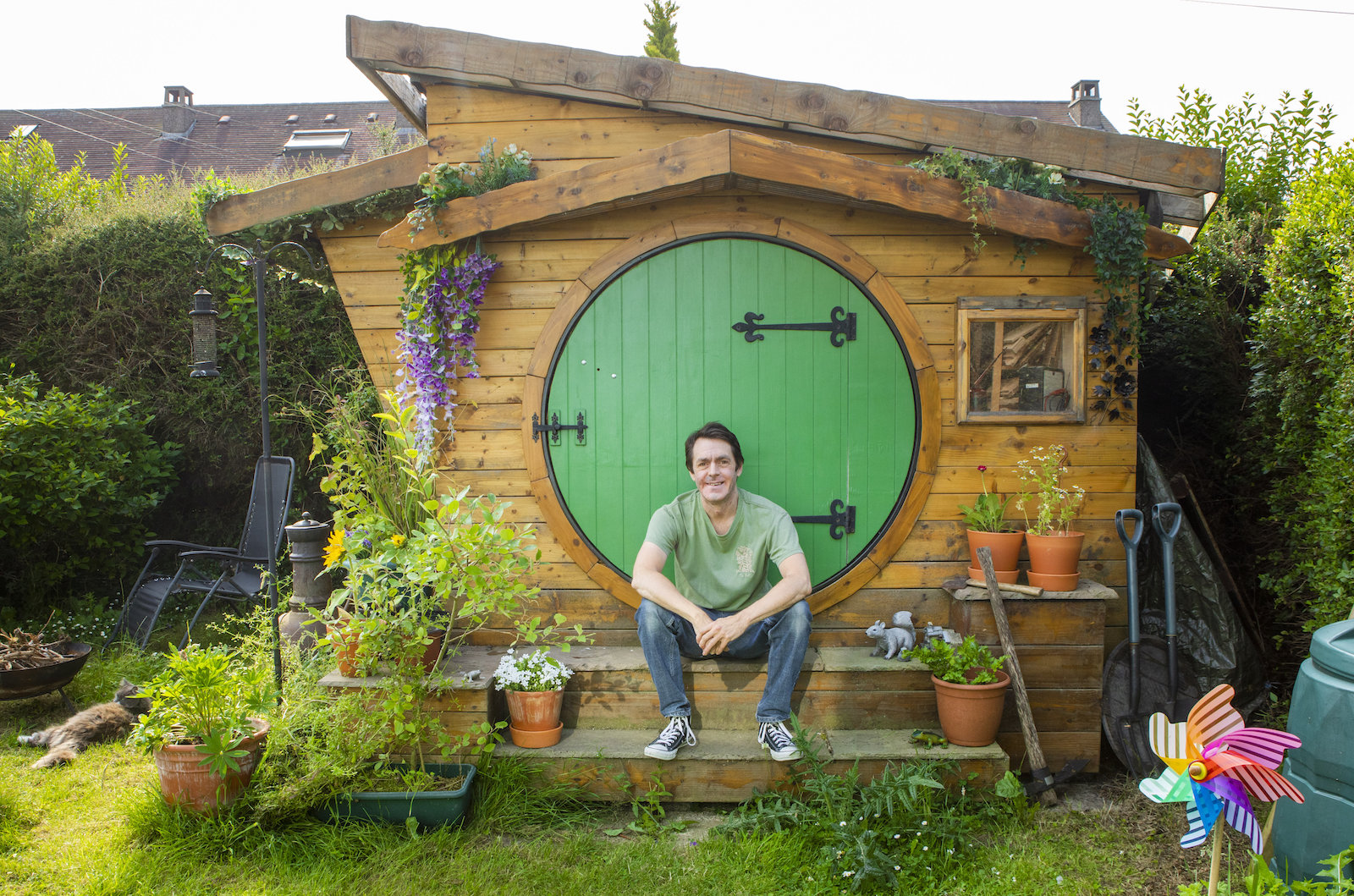 Man builds hobbit home in backyard